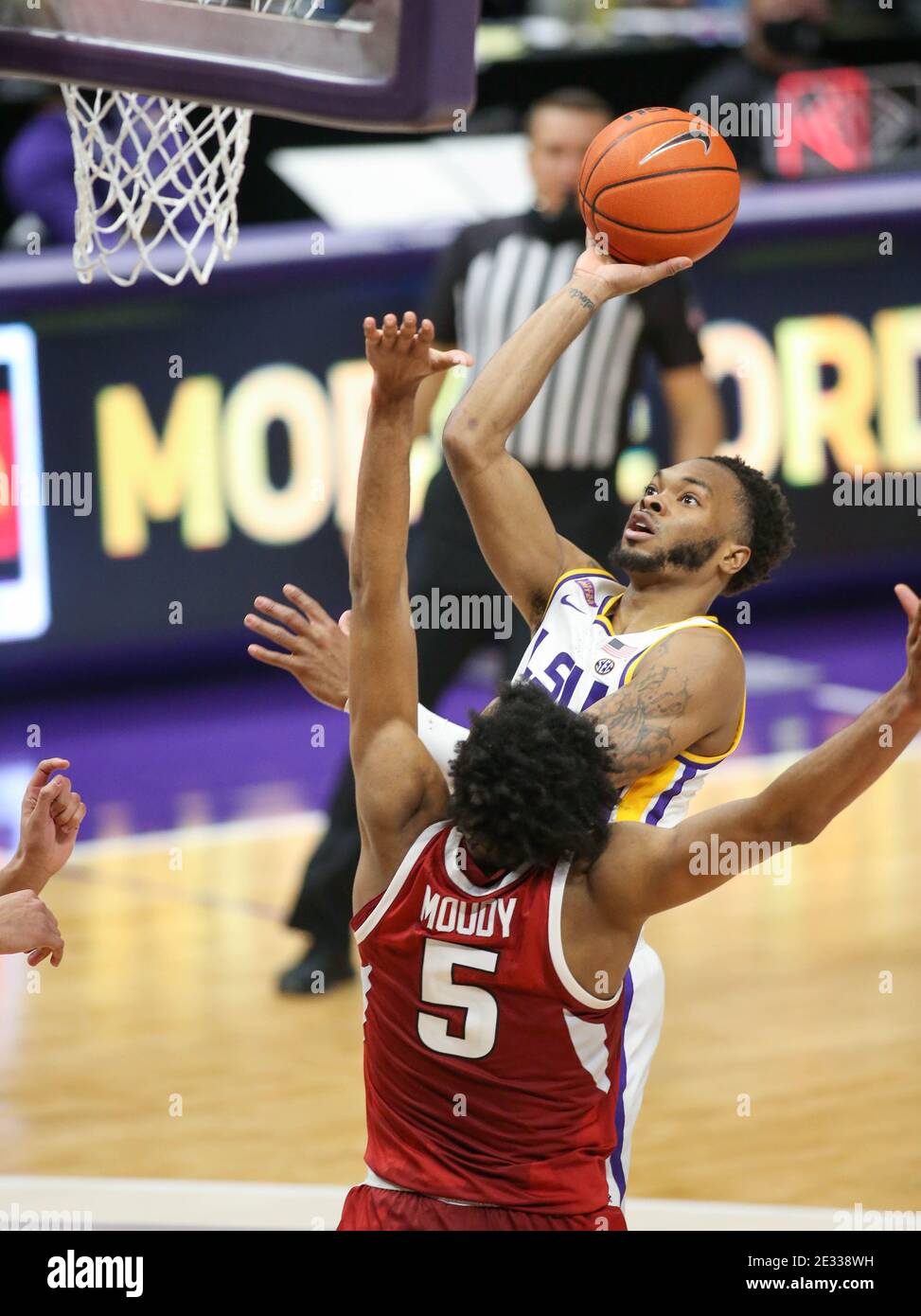 13. Januar 2021, Baton Rouge, Louisiana, USA: 13. Januar 2021, Baton Rouge, Louisiana, USA: Javonte Smart (1) versucht einen Schuss für LSU über Arkansas Moses Moody (5) während NCAA Basketball Aktion zwischen den Arkansas Razorbacks und den LSU Tigers im Pete Maravich Assembly Center Stockfoto