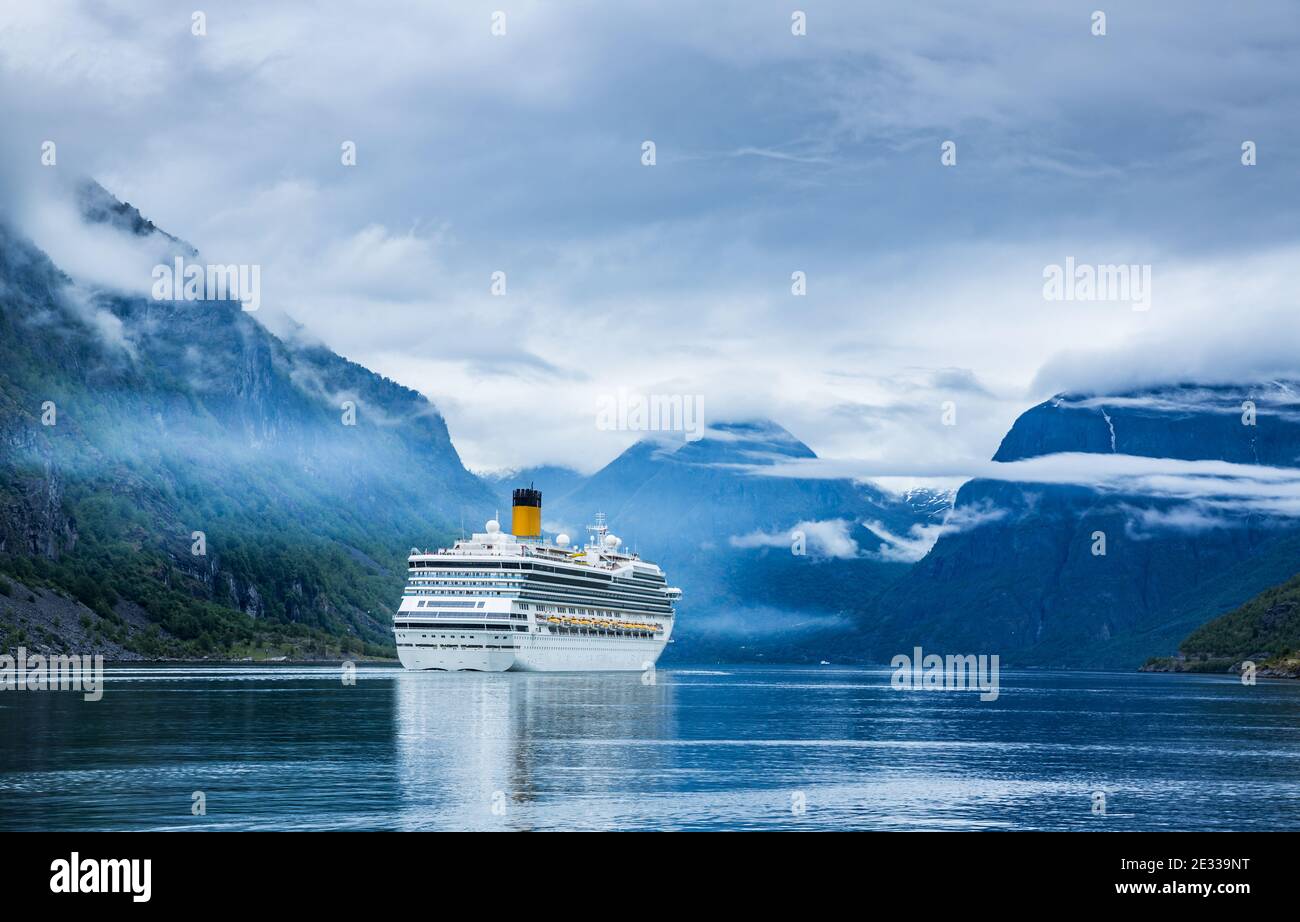 Kreuzfahrtschiff, Cruise Liner auf Hardanger Fjorden, Norwegen Stockfoto