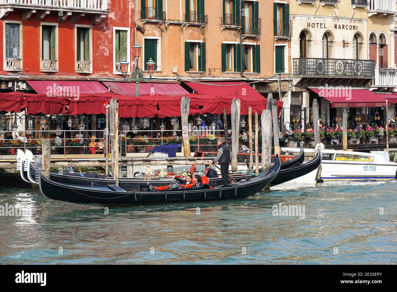 Traditionelle venezianische Gondel, Gondeln mit Touristen auf dem Canal Grande in Venedig, Italien Stockfoto