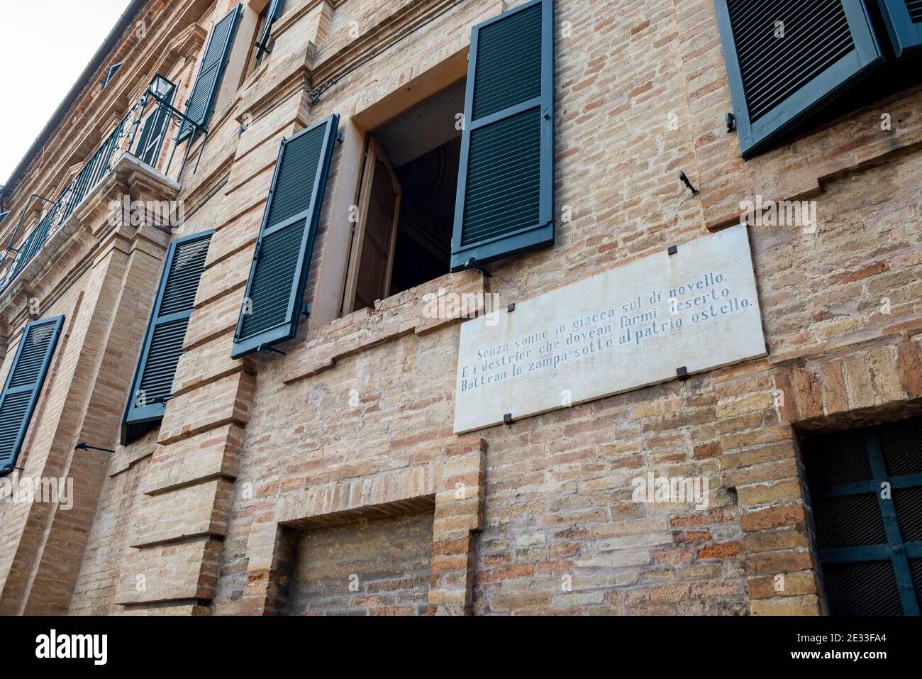 Giacomo Leopardis berühmte Orte in seiner Heimatstadt Recanati, Marken, Italien. Das Schild sita auf seinem Geburtshaus Stockfoto