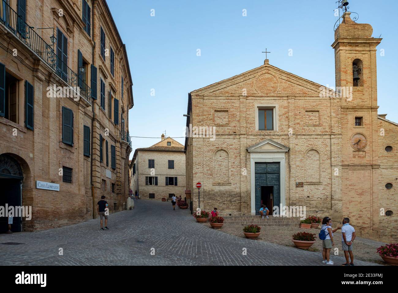 Giacomo Leopardis berühmte Orte in seiner Heimatstadt Recanati, Marken, Italien. Dies ist der Platz vor seinem Geburtshaus Stockfoto