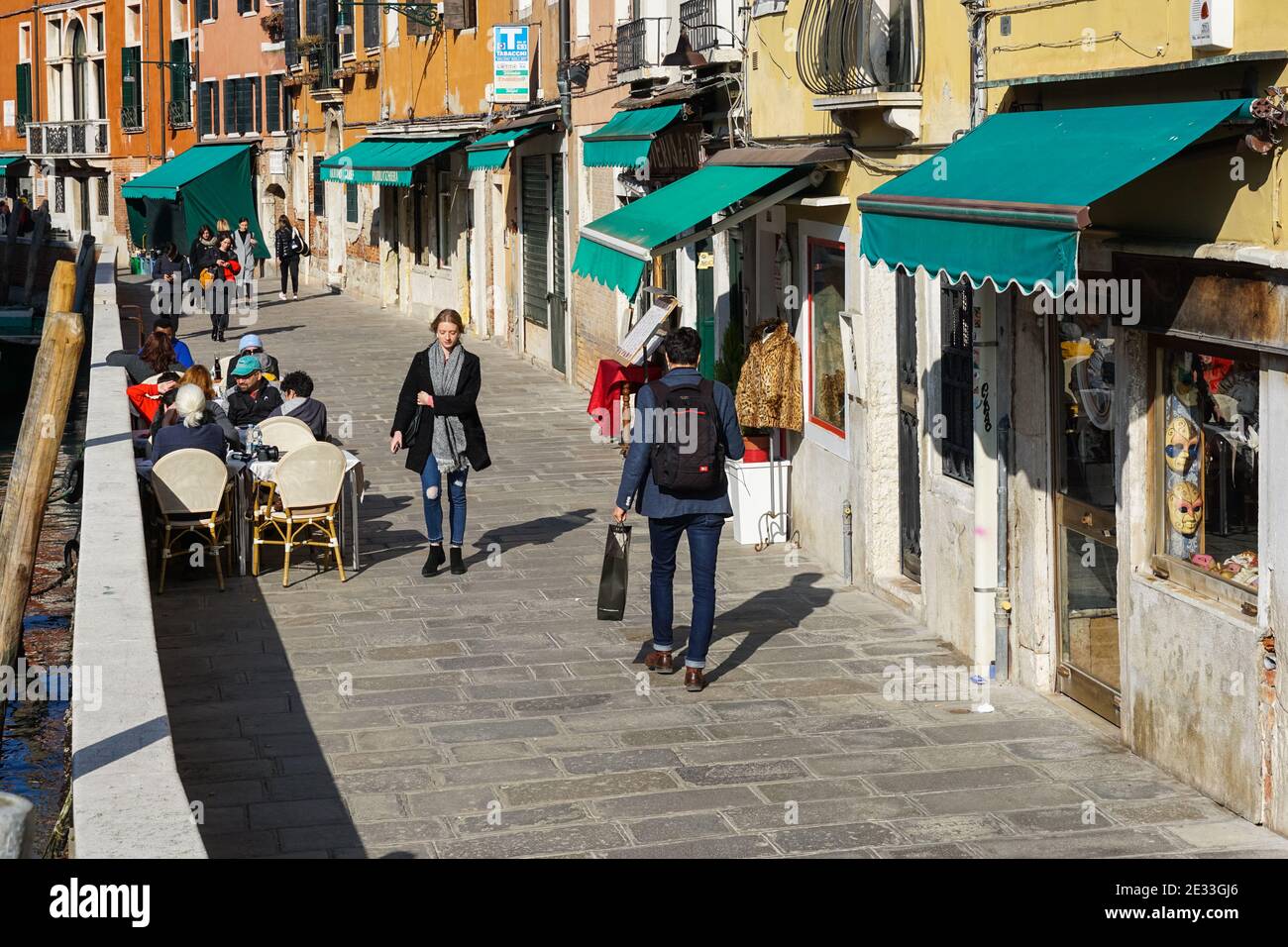 Die Menschen wandern auf der Fondamenta de S. Baegio in der Sestiere von Dorsoduro, Venedig, Italien Stockfoto