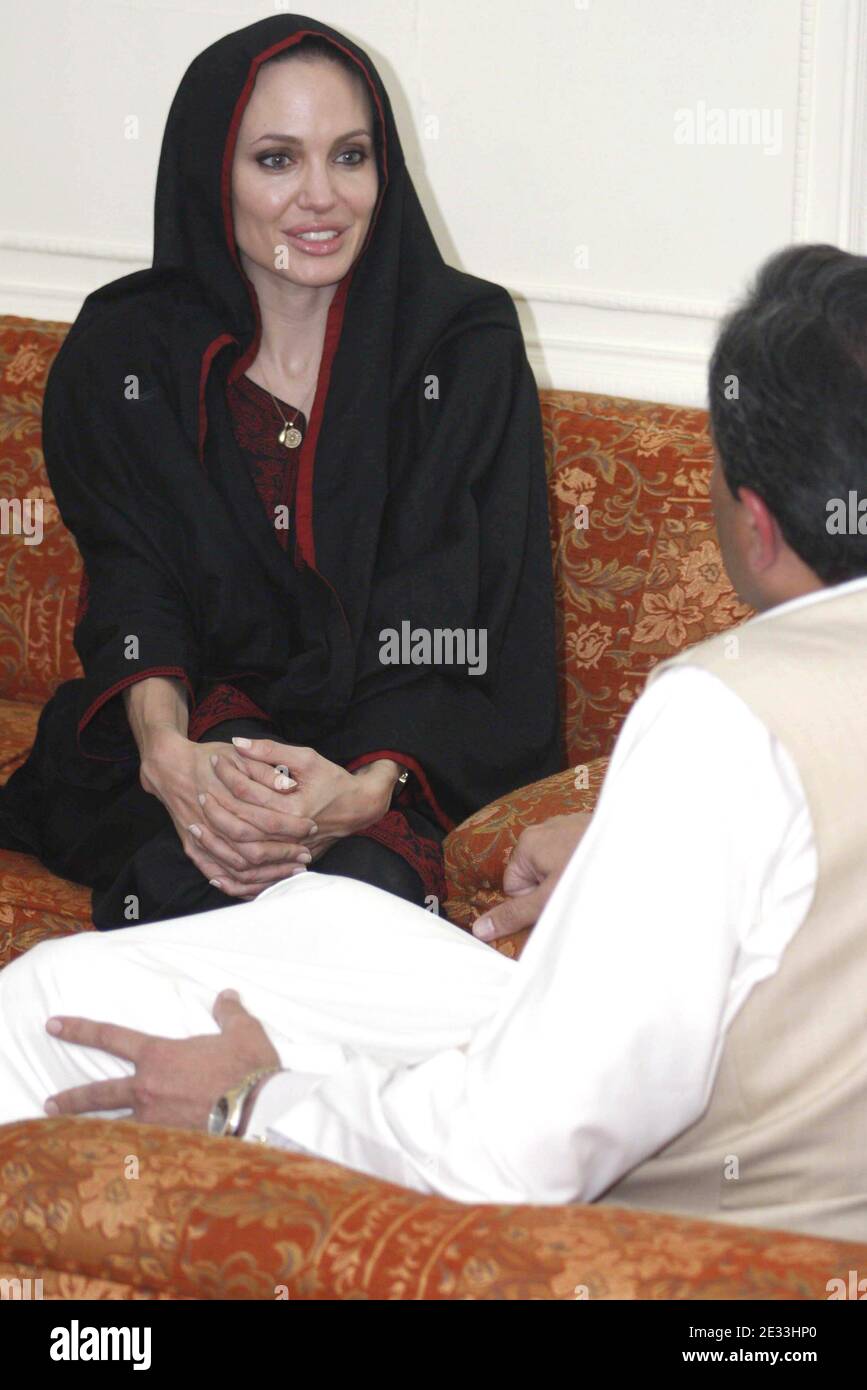 UNHCR-Botschafterin Angelina Jolie trifft sich am 7. September 2010 in Peschawar, Pakistan, mit Amir Haider Hoti, dem Minister der Provinz Khyber-Pakhtunkhwa, einem der am stärksten von Überschwemmungen betroffenen Provinzen. Foto von Balkis Press/ABACAPRESS.COM Stockfoto