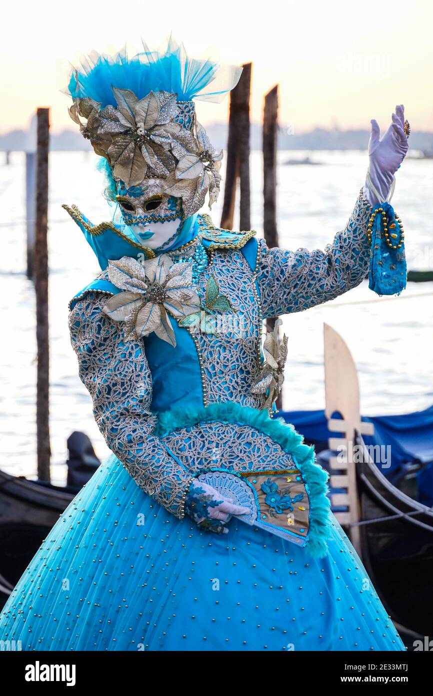 Frau in traditionell dekorierten Kostümen und bemalten Masken während des Karnevals in Venedig, Italien Stockfoto