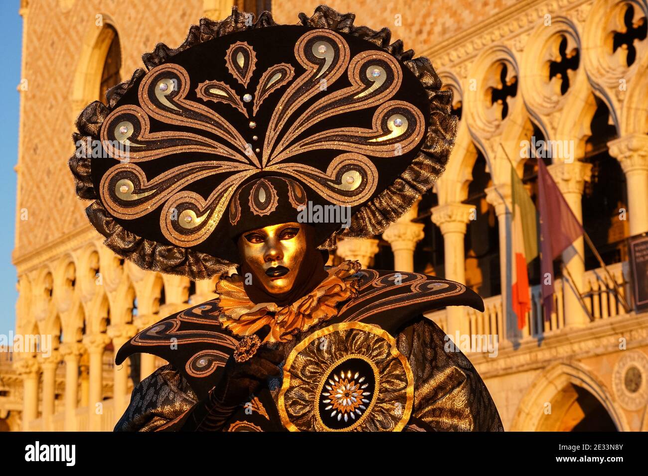 Darsteller in dekorierten Kostümen und Masken vor dem Dogenpalast während des Karnevals in Venedig, Italien Stockfoto