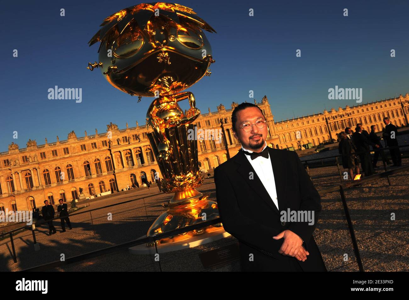 Der japanische Künstler Takashi Murakami posiert am 12. September 2010 im Schloss Versailles bei Paris, wo eine Ausstellung einige seiner Werke zeigt. Foto von Ammar Abd Rabbo/ABACAPRESS.COM Stockfoto