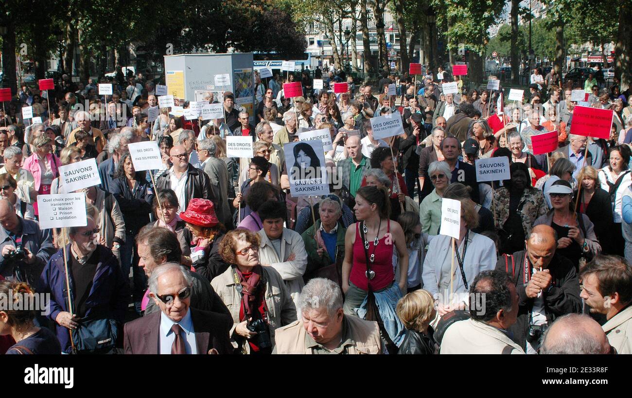 Demonstration auf dem Platz der Republik in Paris, Frankreich zur Unterstützung dieser Sakineh Mohammadi-Ashtiani (43), die zum Tode durch Steinigung verurteilt wurde, nachdem ein iranisches Gericht sie am 12. September 2010 wegen Ehebruchs und Mittäterschaft an der Ermordung ihres Mannes für schuldig befunden hatte. Ihr Sohn sagte letzte Woche, dass er befürchtet, dass sie kurz nach dem Ende des muslimischen heiligen Monats Ramadan hingerichtet werden wird Foto von Alain Apaydin ABACAPRESS.COM Stockfoto