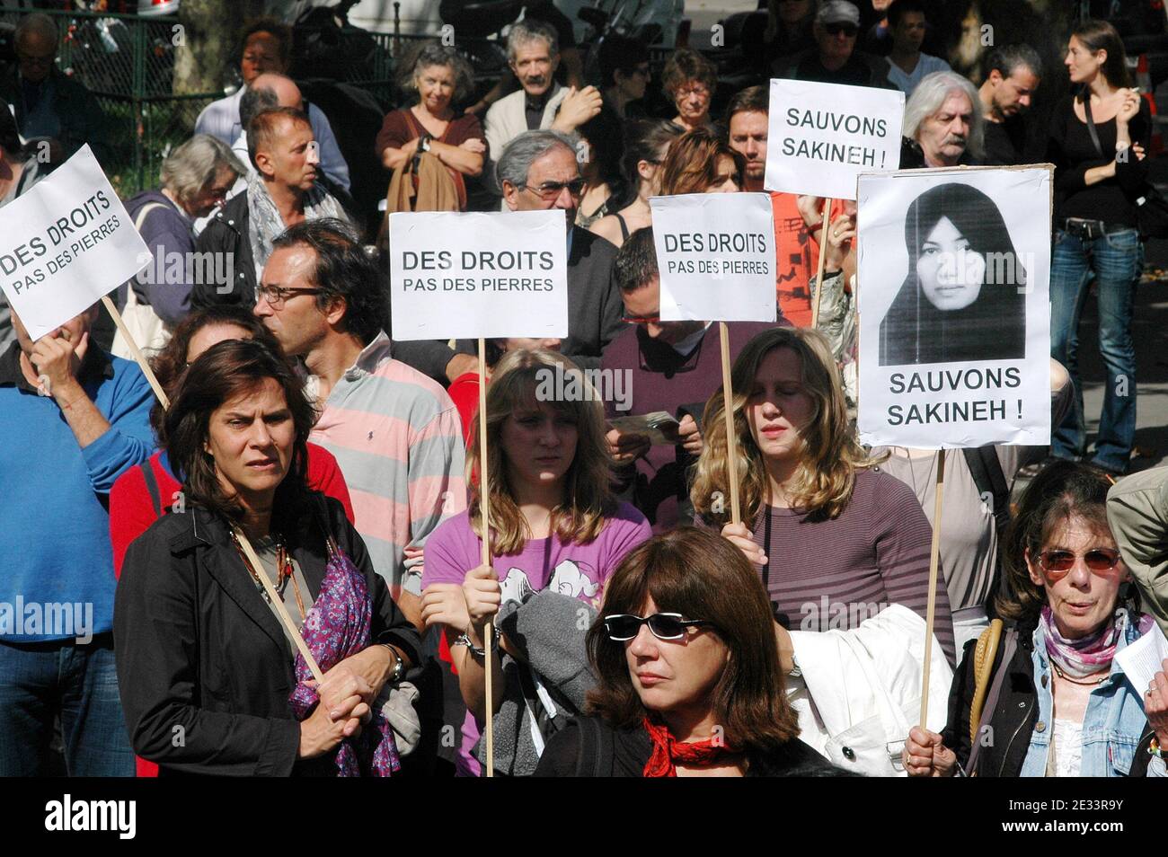 Demonstration auf dem Platz der Republik in Paris, Frankreich zur Unterstützung dieser Sakineh Mohammadi-Ashtiani (43), die zum Tode durch Steinigung verurteilt wurde, nachdem ein iranisches Gericht sie am 12. September 2010 wegen Ehebruchs und Mittäterschaft an der Ermordung ihres Mannes für schuldig befunden hatte. Ihr Sohn sagte letzte Woche, dass er befürchtet, dass sie kurz nach dem Ende des muslimischen heiligen Monats Ramadan hingerichtet werden wird Foto von Alain Apaydin ABACAPRESS.COM Stockfoto