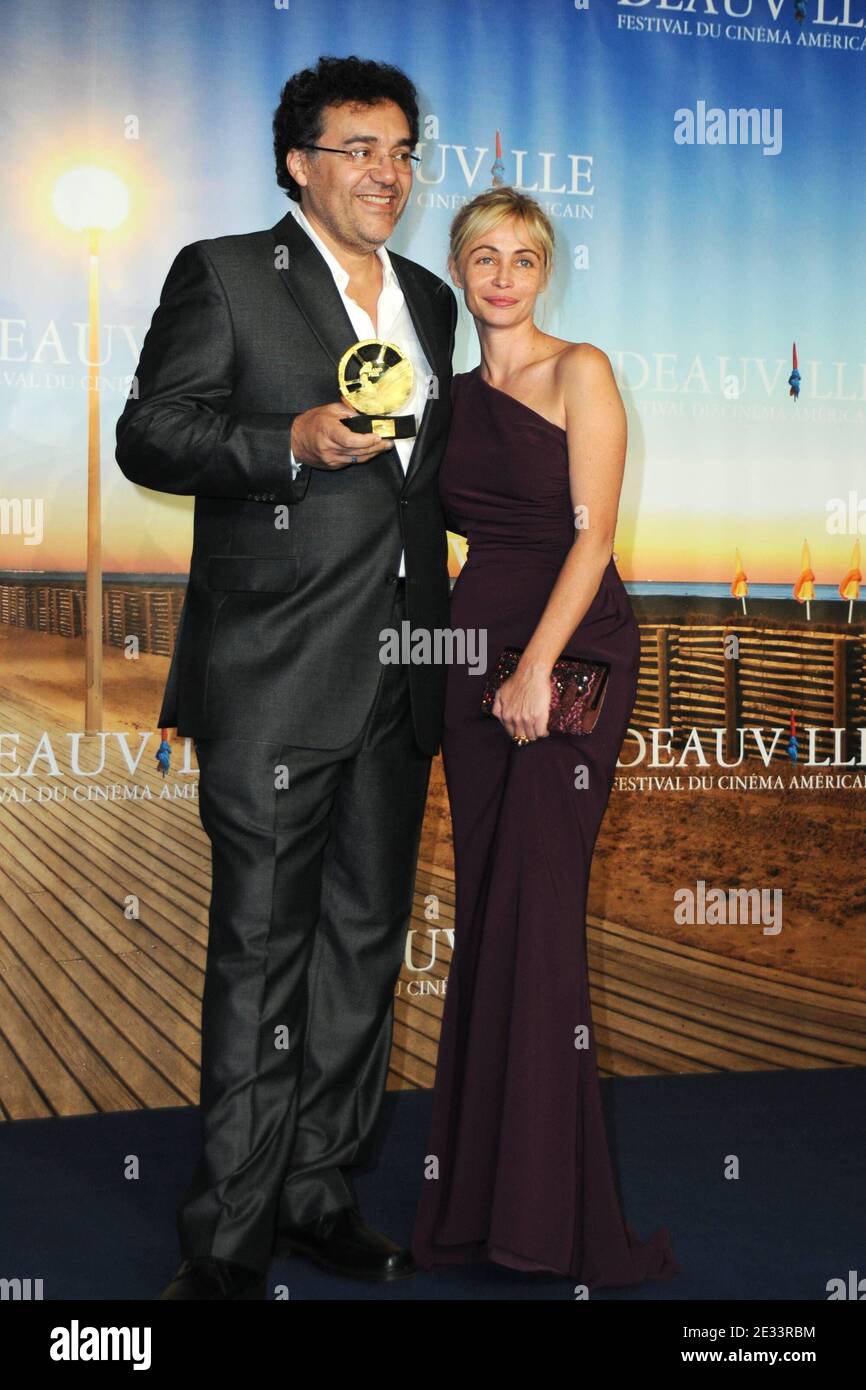 Regisseur Rodrigo Garcia, Gewinner des Hauptpreises für seinen Film "Mutter und Kind", mit der Schauspielerin Emmanuelle Beart, die nach der Abschlussfeier des 36. Amerikanischen Filmfestivals in Deauville, Normandie, Frankreich, am 11. September 2010 an der Fotoschau der Gewinner teilnimmt. Foto von Mireille Ampilhac/ABACAPRESS.COM Stockfoto