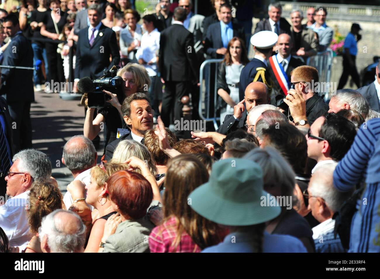 Der französische Präsident Nicolas Sarkozy und die First Lady Carla Bruni-Sarkozy treffen sich am 12. September 2010 anlässlich des 70. Jahrestages der Entdeckung der Höhle zu einem Besuch in der Lascaux-Höhle in der Nähe des Dorfes Montignac-sur-Vezere im Südwesten Frankreichs mit Anwohnern und Touristen. Die Höhle von Lascaux ist seit 1963 für die Öffentlichkeit geschlossen, um den Verfall der Bilder durch Feuchtigkeit und Wärme der Besucher zu verhindern. Außerhalb der Höhle wurde ein Besucherzentrum errichtet, das jährlich rund 300,000 Touristen empfängt, mit Nachbildungen der bemalten Kammern. Foto von Christophe Stockfoto