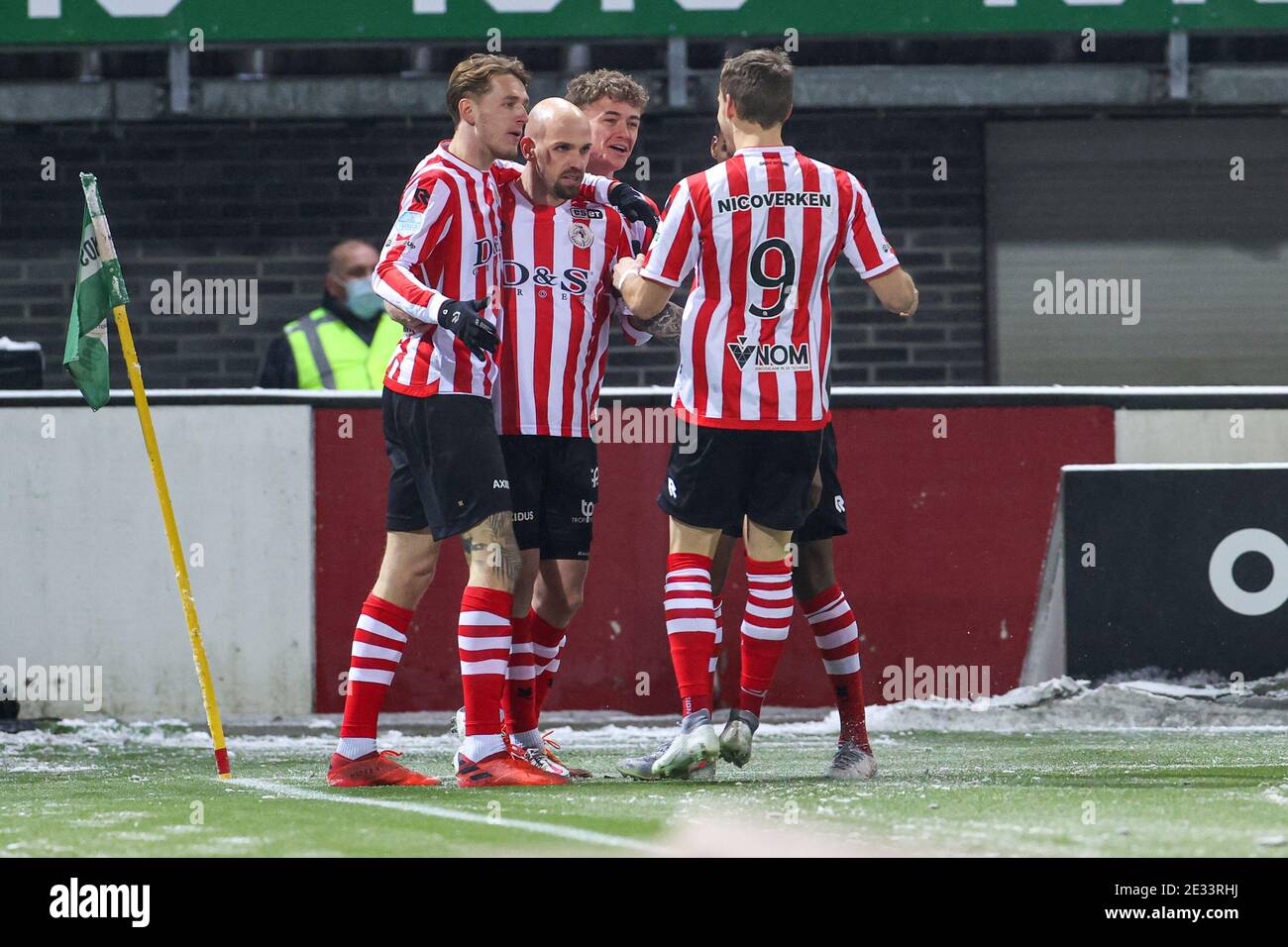 ROTTERDAM, NIEDERLANDE - JANUAR 16: Bryan Smeets of Sparta Rotterdam feiert sein Ziel mit Sven Mijnans von Sparta Rotterdam und Wouter Burger of Stockfoto