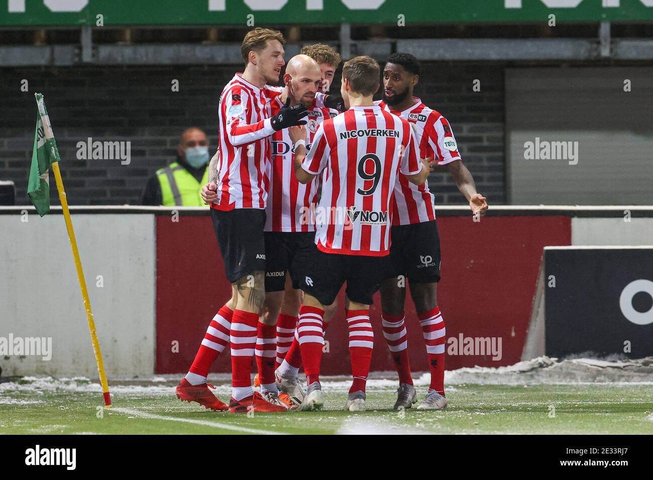ROTTERDAM, NIEDERLANDE - JANUAR 16: Bryan Smeets of Sparta Rotterdam feiert sein Ziel mit Sven Mijnans von Sparta Rotterdam und Wouter Burger of Stockfoto