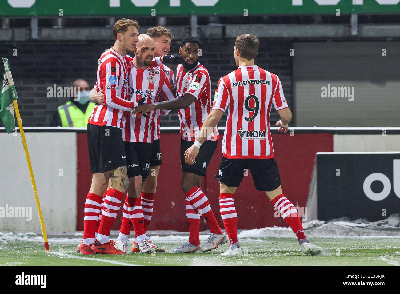 ROTTERDAM, NIEDERLANDE - JANUAR 16: Bryan Smeets of Sparta Rotterdam feiert sein Ziel mit Sven Mijnans von Sparta Rotterdam und Wouter Burger of Stockfoto