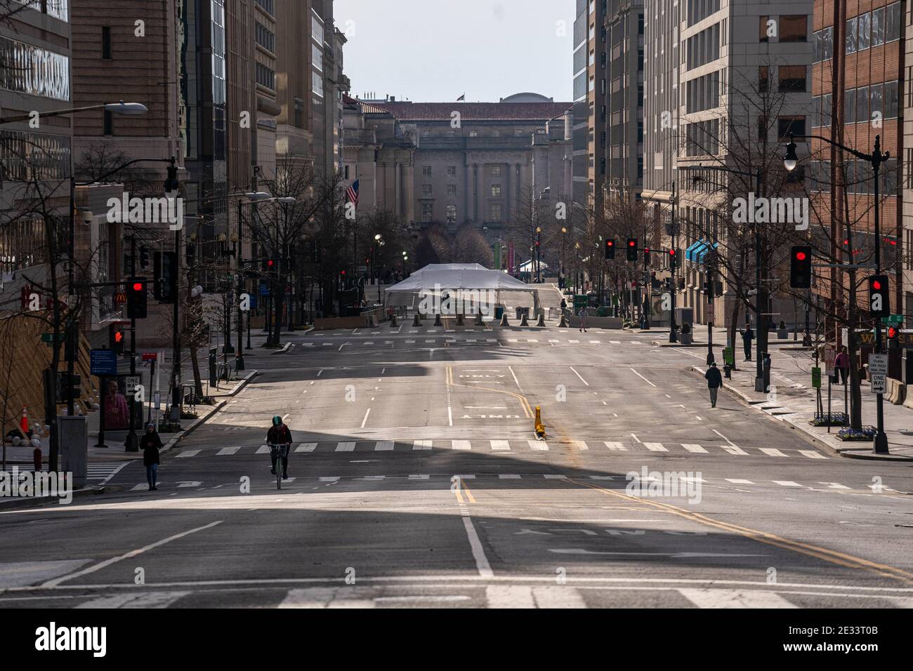 Washington DC. Januar 2021. Die Eröffnungssicherheit wird vor der bevorstehenden Amtseinführung von Präsident Joe Biden am 16. Januar 2021 in Washington DC gesehen. Die Sicherheit ist noch strenger angesichts der jüngsten Ereignisse, als Pro-Trump-MAGA-Mobs am 6. Januar den Sicherheitsbereich durchbrachen und das US-Kapitol durchdrangen. Quelle: Ken Cedeno/Pool via CNP Quelle: dpa/Alamy Live News Stockfoto