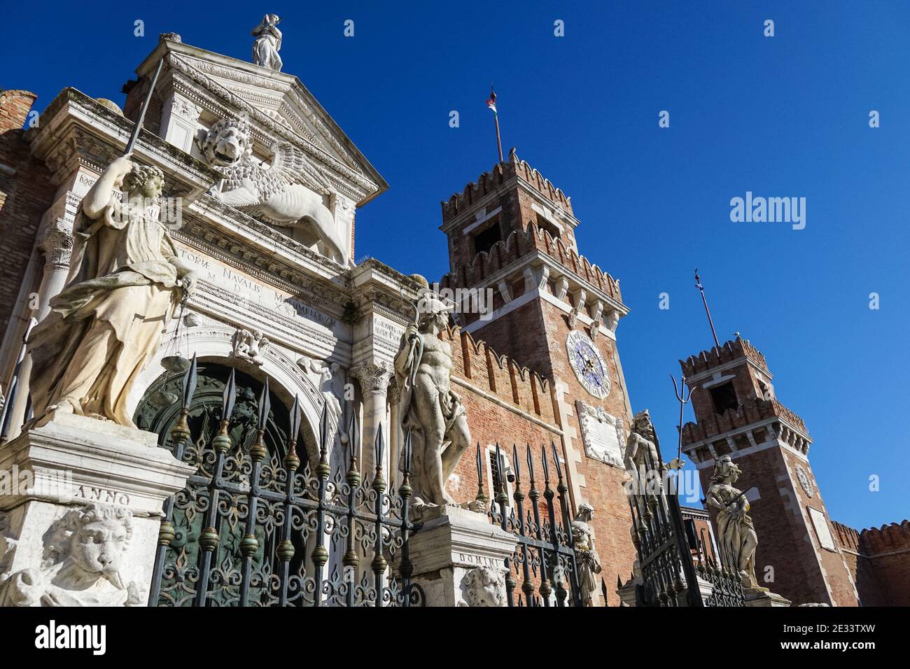 Skulpturen am Haupttor zum venezianischen Arsenal in Venedig, Italien Stockfoto