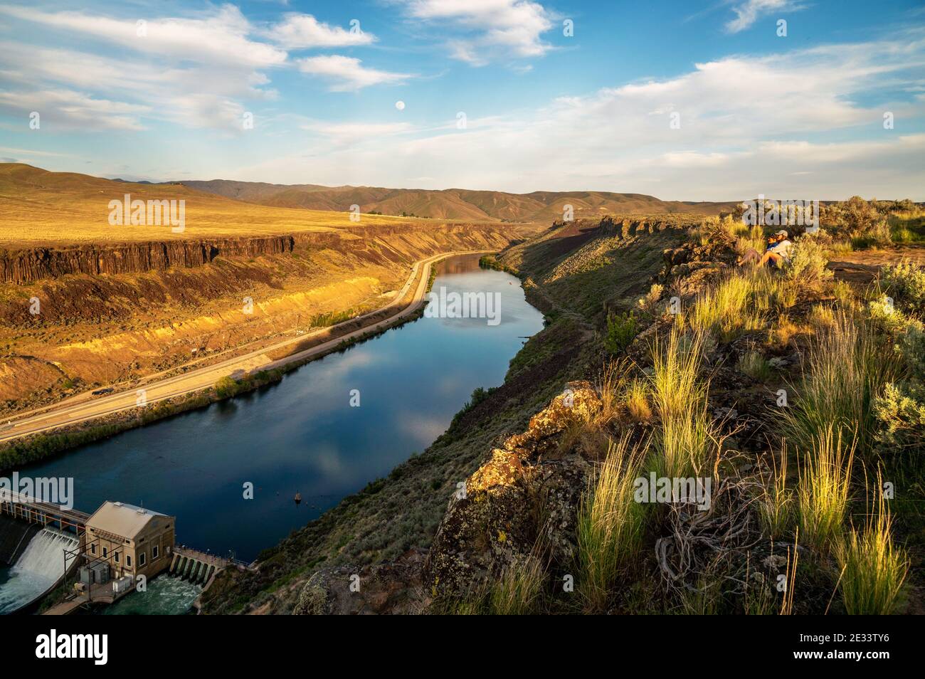 Wanderer auf dem alten Oregon Trail beobachten den Mondaufgang von Klippen über Idaho's Boise River in der Nähe des Boise Diversion Dam. Stockfoto