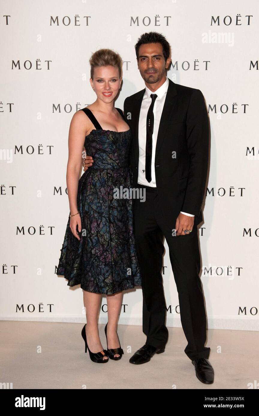 MOET & Chandon Botschafter die amerikanische Schauspielerin Scarlett Johansson und Bollywood-Star Arjun Rampal posieren auf dem roten Teppich vor dem houseÍs 'Tribute to Heritage' Ernteereignis in Epernay, Frankreich am 13. September 2010. Foto von Moet et Chandon/ABACAPRESS.COM Stockfoto