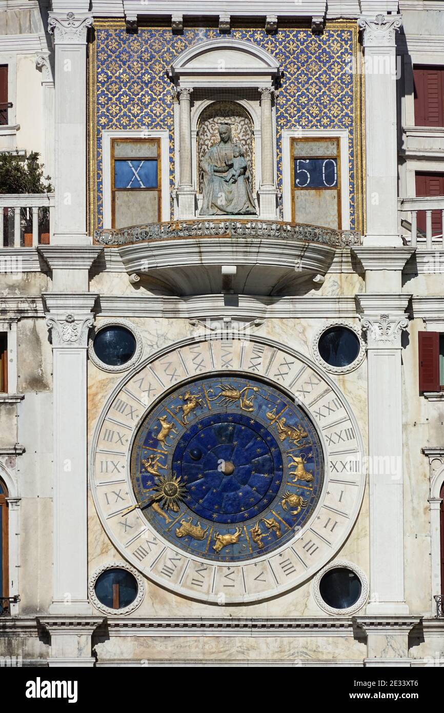 Markuhr-Turm Renaissance-Gebäude auf dem Markusplatz in Venedig, Italien Stockfoto