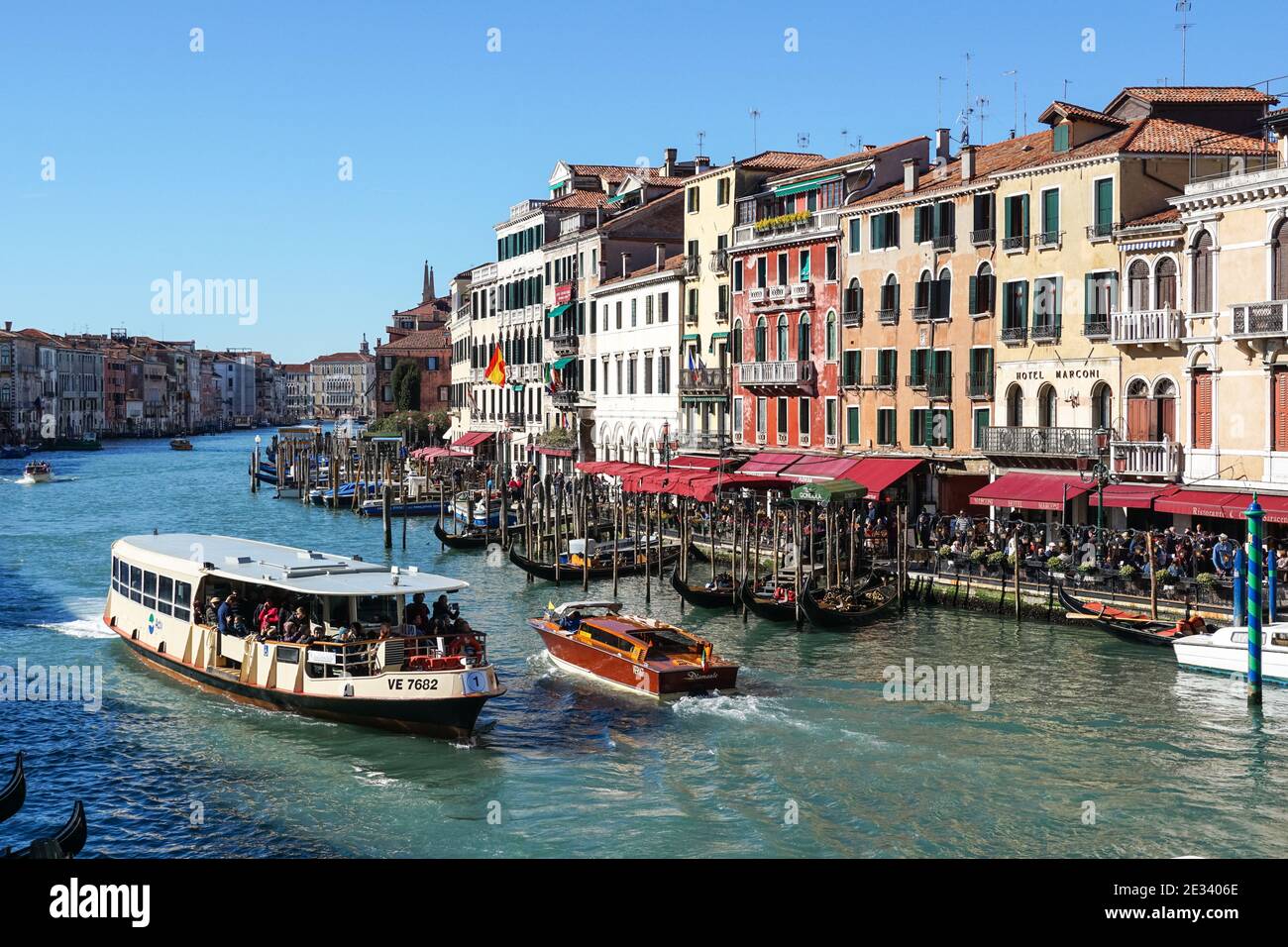Venezianischer Wasserbus (Vaporetto) auf dem Canal Grande in Venedig, Italien, Stockfoto