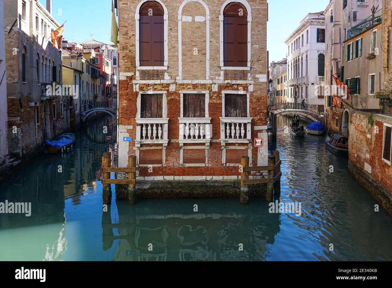 Alte traditionelle venezianische Gebäude am rio di San Giovanni Laterano Kanal in der Sestiere von Castello, Venedig, Italien Stockfoto