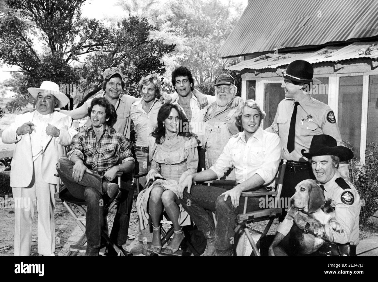 'The Dukes of Hazzard' Cast Standing L to R: Sorrell Booke, Ben Jones, Byron Cherry, Christopher Mayer, Denver Pyle, Sonny Shroyer Sitting L to R: Tom Wopat, Catherine Bach, John Schneider, James Best and Flash the Dog Credit: Ralph Dominguez/MediaPunch Stockfoto