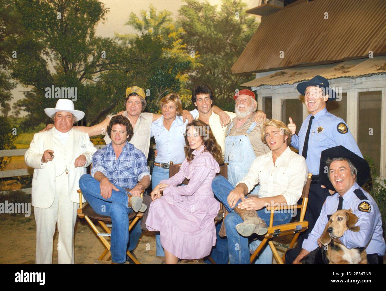 Besetzung der Herzöge von Hazzard Sorrell Booke Back Row-Ben Jones Christopher Mayer Byron Cherry Denver Pyle Sonny Shrover Front Row-Tom Wopat Catherine Bach John Schneider James Best 1982 Credit: Ralph Dominguez/MediaPunch Stockfoto