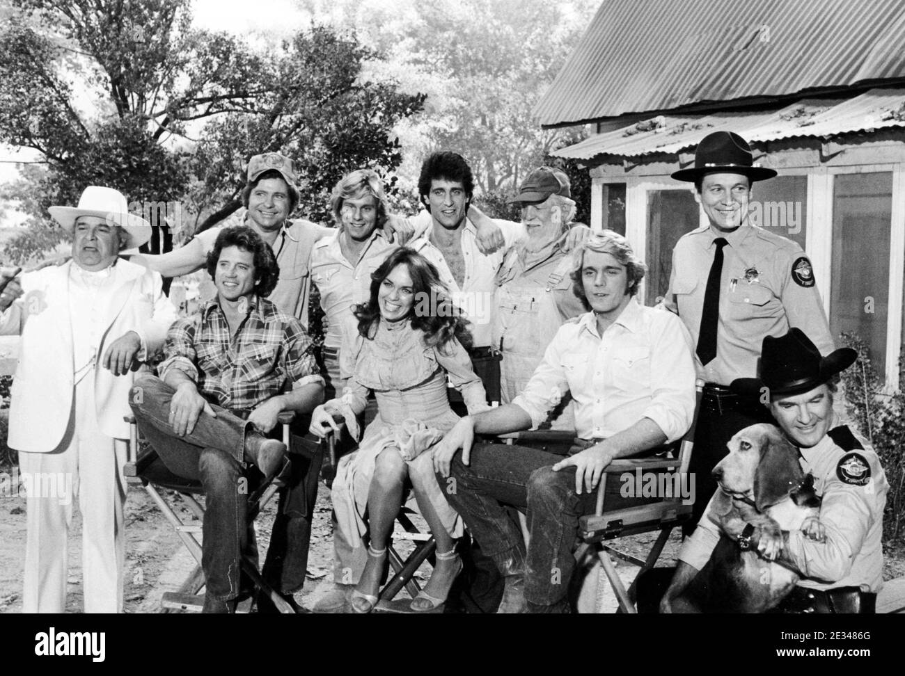 'The Dukes of Hazzard' Cast Standing L to R: Sorrell Booke, Ben Jones, Byron Cherry, Christopher Mayer, Denver Pyle, Sonny Shroyer Sitting L to R: Tom Wopat, Catherine Bach, John Schneider, James Best and Flash the Dog Credit: Ralph Dominguez/MediaPunch Stockfoto