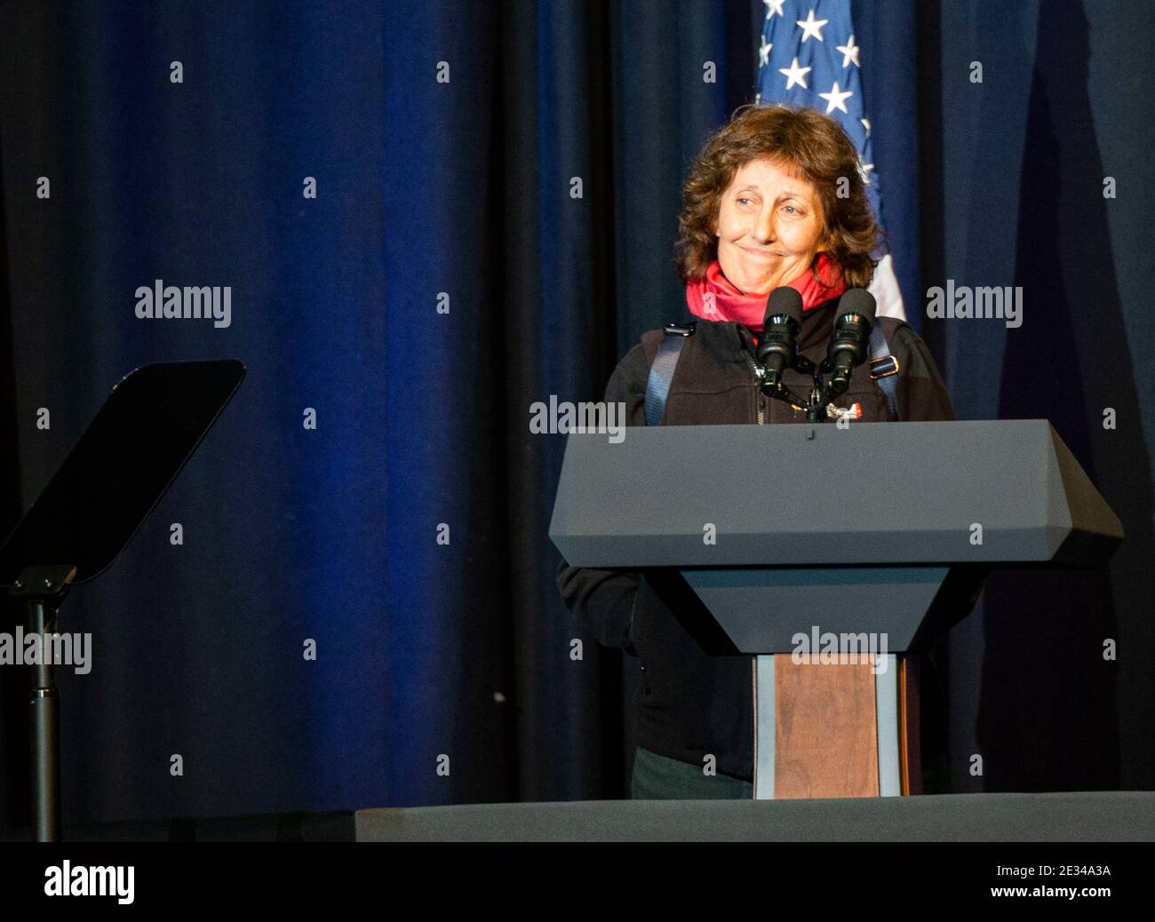 Charleston, Usa. Januar 2021. Victoria Yeager, Ehefrau von Brig. General Chuck Yeager, hält Bemerkungen während der Feier des Lebens Service im Charleston Coliseum & Convention Center Januar 15, 2021 in Charleston, West Virginia. Im Jahr 1947 Yeager wurde die erste Person in der Geschichte, die die Schallgeschwindigkeit in Level Flight überqueren. Er starb am 7. Dezember 2020 im Alter von 97 Jahren. Quelle: Planetpix/Alamy Live News Stockfoto Charleston, Usa. Januar 2021. Victoria Yeager, Ehefrau von Brig. General Chuck Yeager, hält Bemerkungen während der Feier des Lebens Service im Charleston Coliseum & Convention Center Januar 15, 2021 in Charleston, West Virginia. Im Jahr 1947 Yeager wurde die erste Person in der Geschichte, die die Schallgeschwindigkeit in Level Flight überqueren. Er starb am 7. Dezember 2020 im Alter von 97 Jahren. Quelle: Planetpix/Alamy Live News Stockfoto