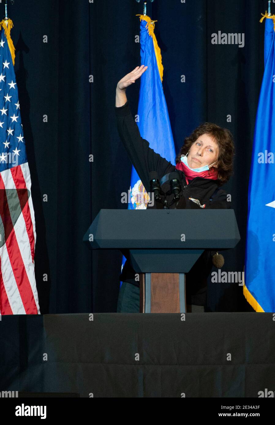 Charleston, Usa. Januar 2021. Victoria Yeager, Ehefrau von Brig. General Chuck Yeager, hält Bemerkungen während der Feier des Lebens Service im Charleston Coliseum & Convention Center Januar 15, 2021 in Charleston, West Virginia. Im Jahr 1947 Yeager wurde die erste Person in der Geschichte, die die Schallgeschwindigkeit in Level Flight überqueren. Er starb am 7. Dezember 2020 im Alter von 97 Jahren. Quelle: Planetpix/Alamy Live News Stockfoto Charleston, Usa. Januar 2021. Victoria Yeager, Ehefrau von Brig. General Chuck Yeager, hält Bemerkungen während der Feier des Lebens Service im Charleston Coliseum & Convention Center Januar 15, 2021 in Charleston, West Virginia. Im Jahr 1947 Yeager wurde die erste Person in der Geschichte, die die Schallgeschwindigkeit in Level Flight überqueren. Er starb am 7. Dezember 2020 im Alter von 97 Jahren. Quelle: Planetpix/Alamy Live News Stockfoto