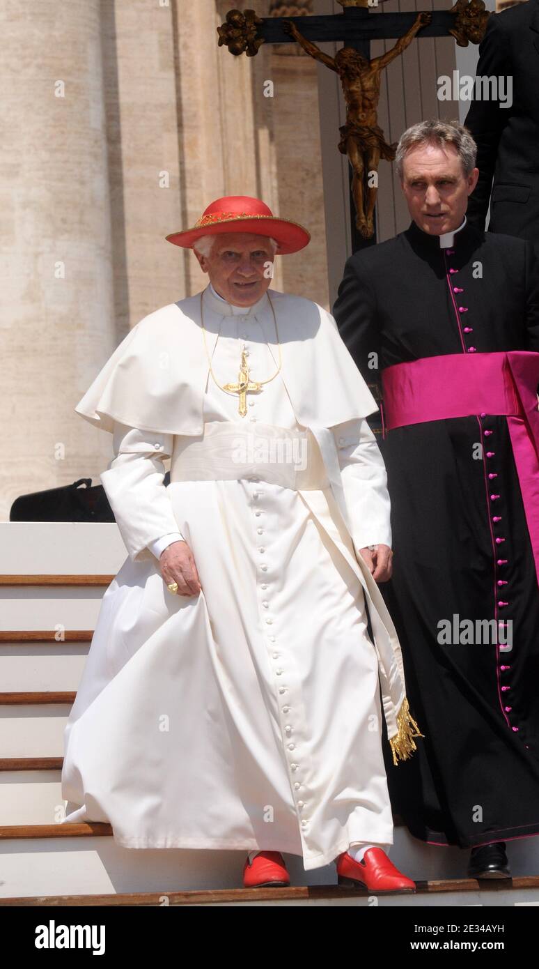 Papst Benedikt XVI. Und sein Privatsekretär Georg Ganswein kommen an Eine allgemeine Audienz zu den Altarservern zu führen Auf dem Petersplatz im Vatikan am 4,2010. August.FOTO Von Eric Vandeville/ABACAPRESS.COM Stockfoto