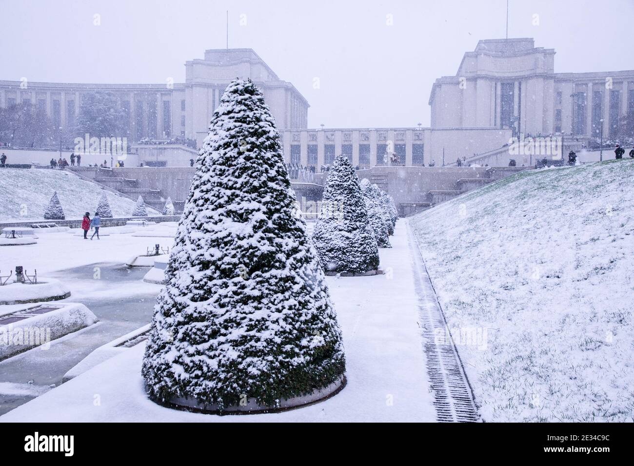 Der Trocadero-Platz und der Chaillot-Palast waren schneebedeckt.Paris erlebte den ersten Schnee des Jahres, als in weiten Teilen von Zentral- und Nordfrankreich Winterwetterwarnungen auftauchte. Stockfoto