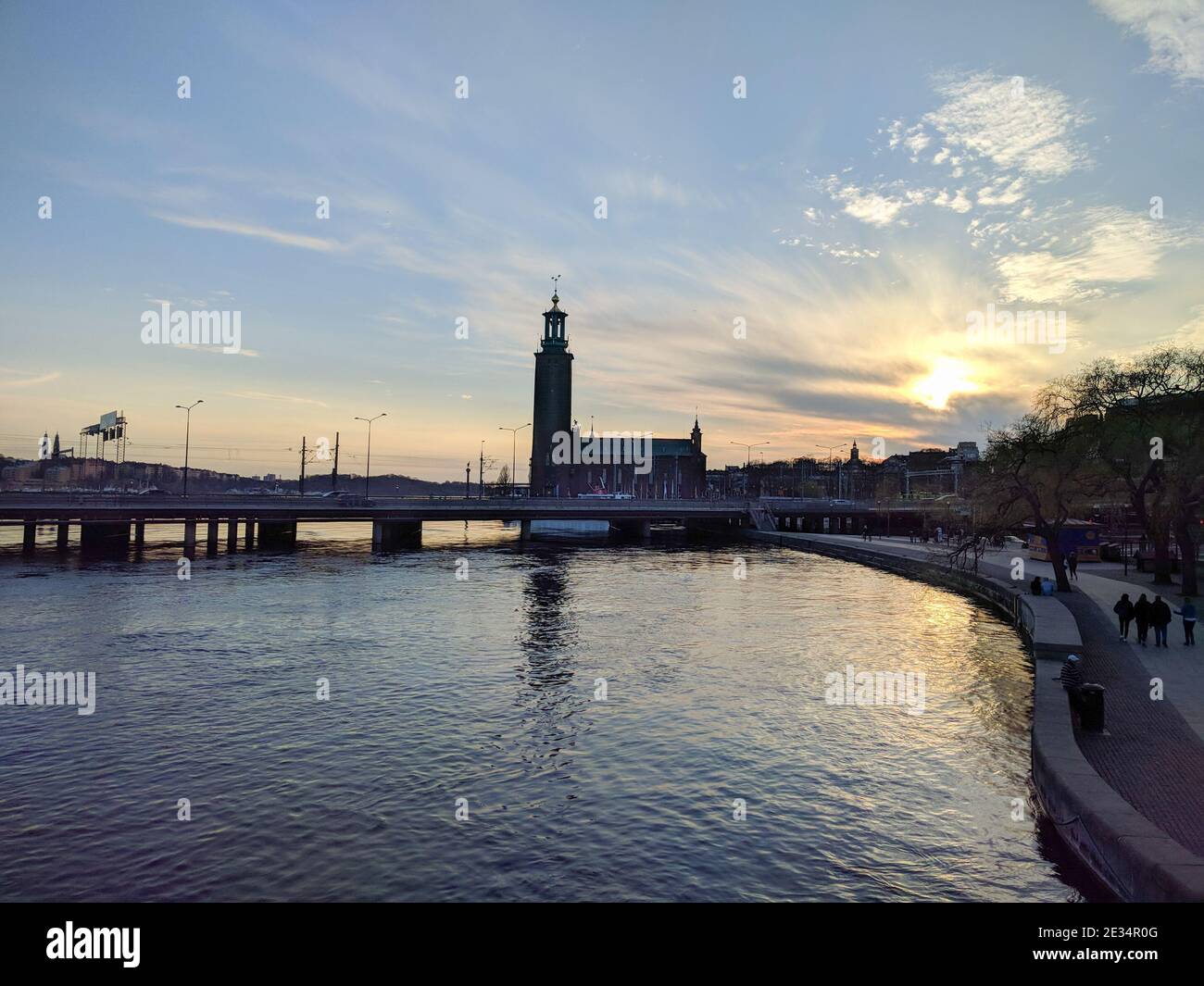 Stockholm, Schweden - April 19 2019: Der Blick auf Rathaus oder Stadshuset bei Sonnenuntergang Licht am 19 2019. April in Stockholm Schweden. Stockfoto