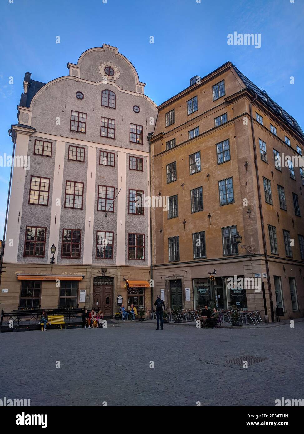 Schweden, Stockholm - April 19 2019: Blick auf alte Gebäude auf dem öffentlichen Platz Stortorget, Gamla Stan am 19 2019. April, Stockholm, Schweden. Stockfoto