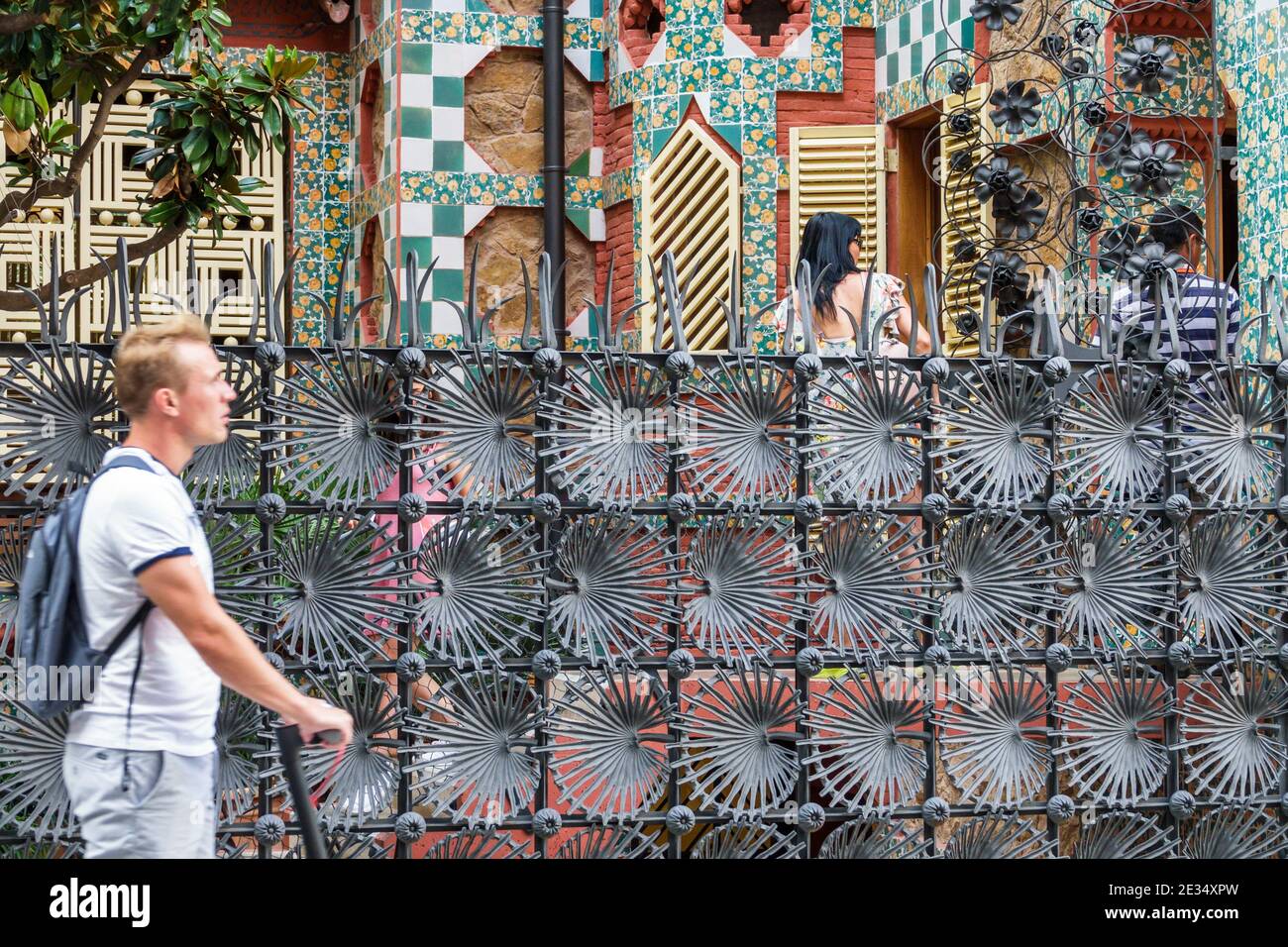 Spanien Barcelona Katalonien Catalunya Gracia Gracie Nachbarschaft Casa Vicens Außenmuseum 1885 Antoni Gaudi Architektur Katalanische Moderne UNESCO Weltkulturerbe Zierzaun Mann Gusseisen Stockfoto