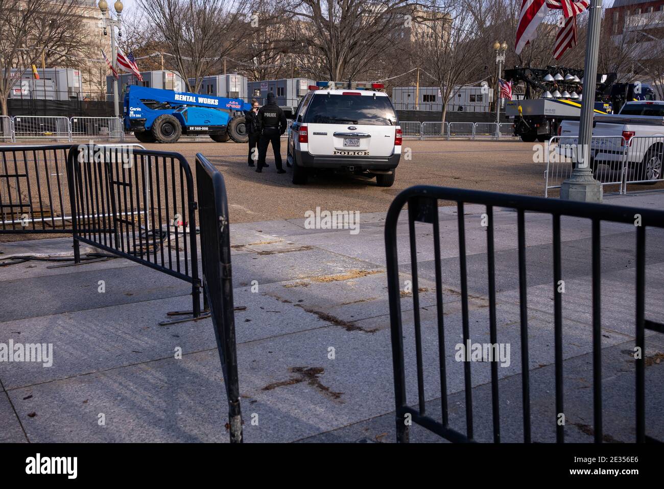 Die Eröffnungssicherheit wird vor der bevorstehenden Amtseinführung von Präsident Joe Biden am 16. Januar 2021 in Washington DC gesehen. Die Sicherheit ist noch strenger angesichts der jüngsten Ereignisse am 6. Januar, als Pro-Trump-MAGA-Mobs den Sicherheitsbereich durchbrachen und das US-Kapitol durchdrangen.Kredit: Ken Cedeno/Pool via CNP /MediaPunch Stockfoto