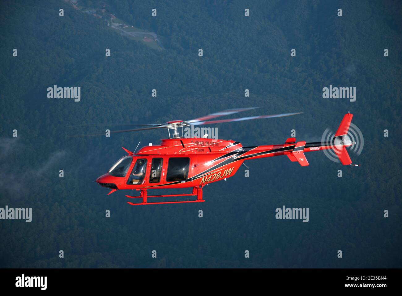 Bell 407 Zivil-/Militärhubschrauber mit einem Motor. Stockfoto