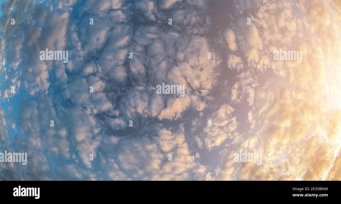 Dunkelblauer Sonnenuntergang Himmel mit Stratocumulus Wolken. Natürliche Himmelsgestaltung. Element des Designs. Sky Ersatz für Verbundwerkstoffe Stockfoto