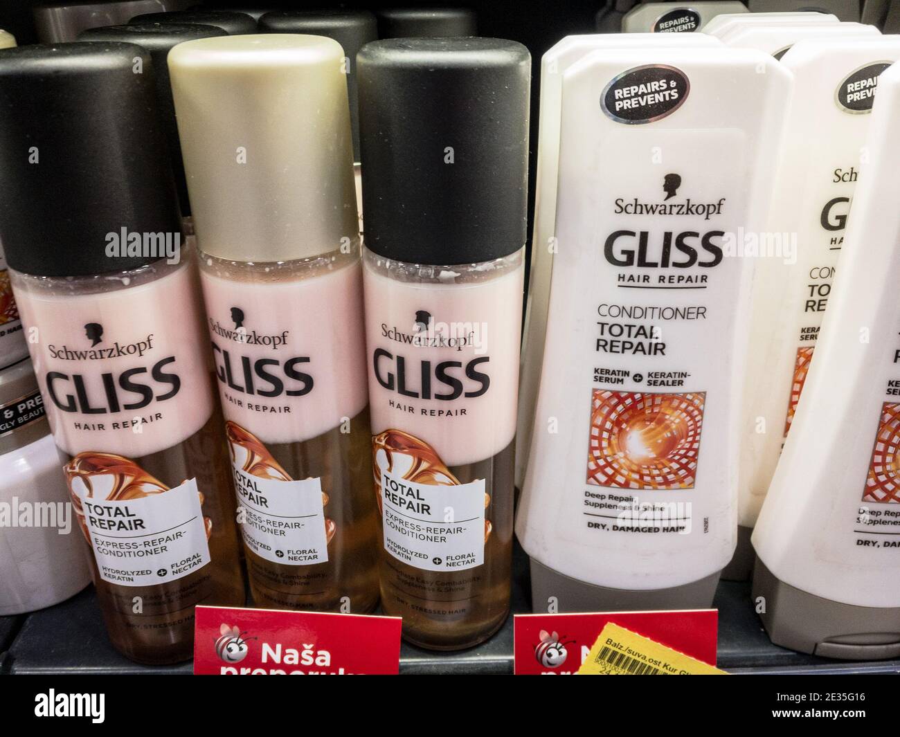 BELGRAD, SERBIEN - 30. DEZEMBER 2020: schwarzkopf Produkte, Haarreparaturspray und Shampoo Conditioner von Gliss, zum Verkauf. schwarzkopf ist eine Kosmetik ein Stockfoto