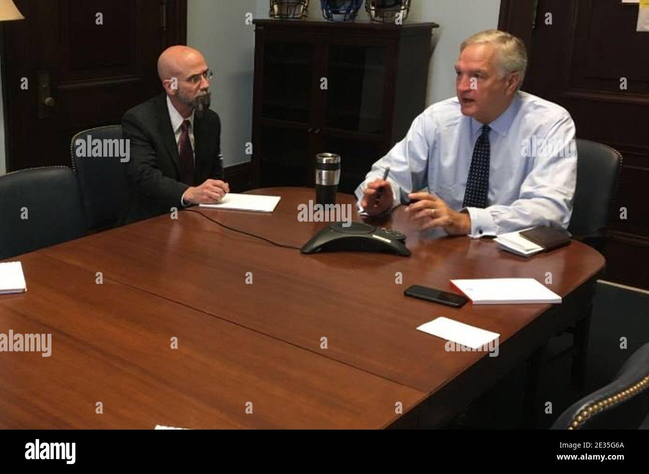 Luther Strange Telefongespräch mit Tom Price über die Reaktion auf Hurrikan Irma DJI-Y0OW0AAPECW.-Large. Stockfoto