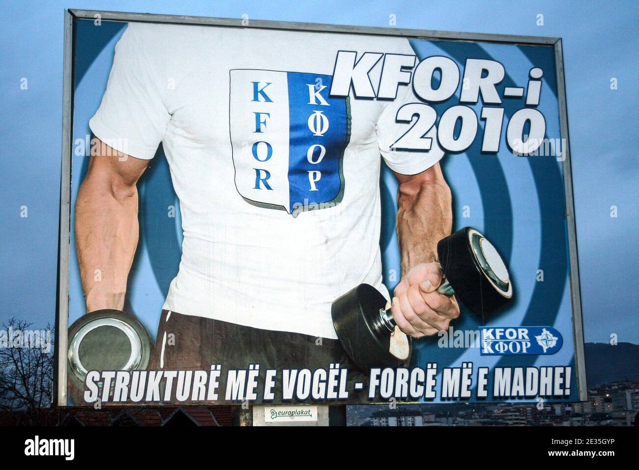 PRISHTINA, KOSOVO - 10. JANUAR 2010: Plakat der KFOR für ihre Struktur und Kraft für die NYE 2010. Die KFOR ist ein militärischer Friedensoperat der NATO Stockfoto