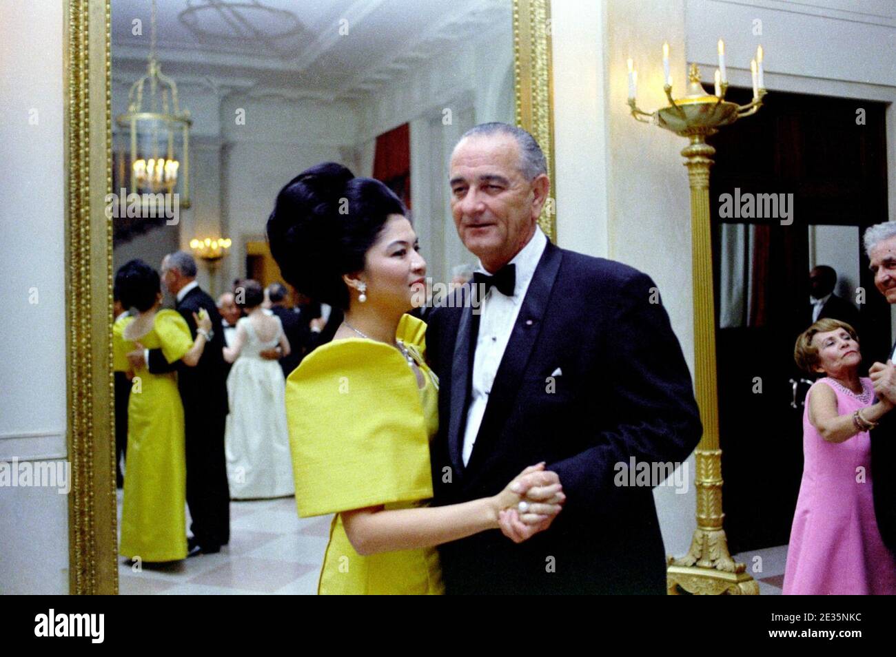 Lyndon B. Johnson und Imelda Marcos tanzen. Stockfoto