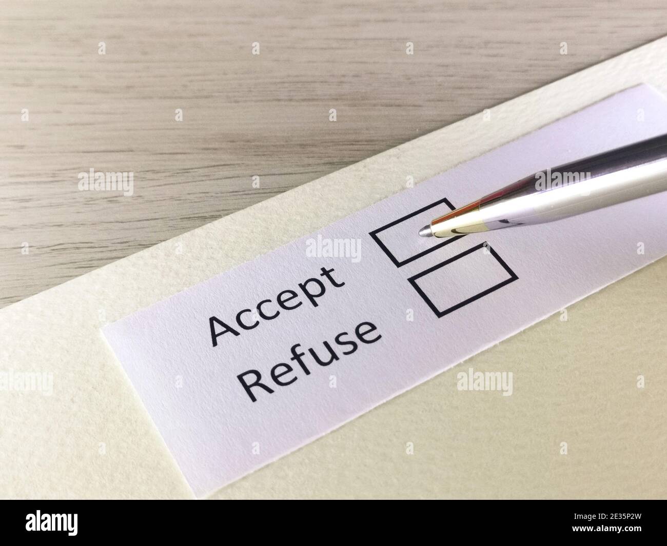 Eine Person beantwortet die Frage auf einem Blatt Papier. Die Person denkt zu akzeptieren oder abzulehnen. Stockfoto