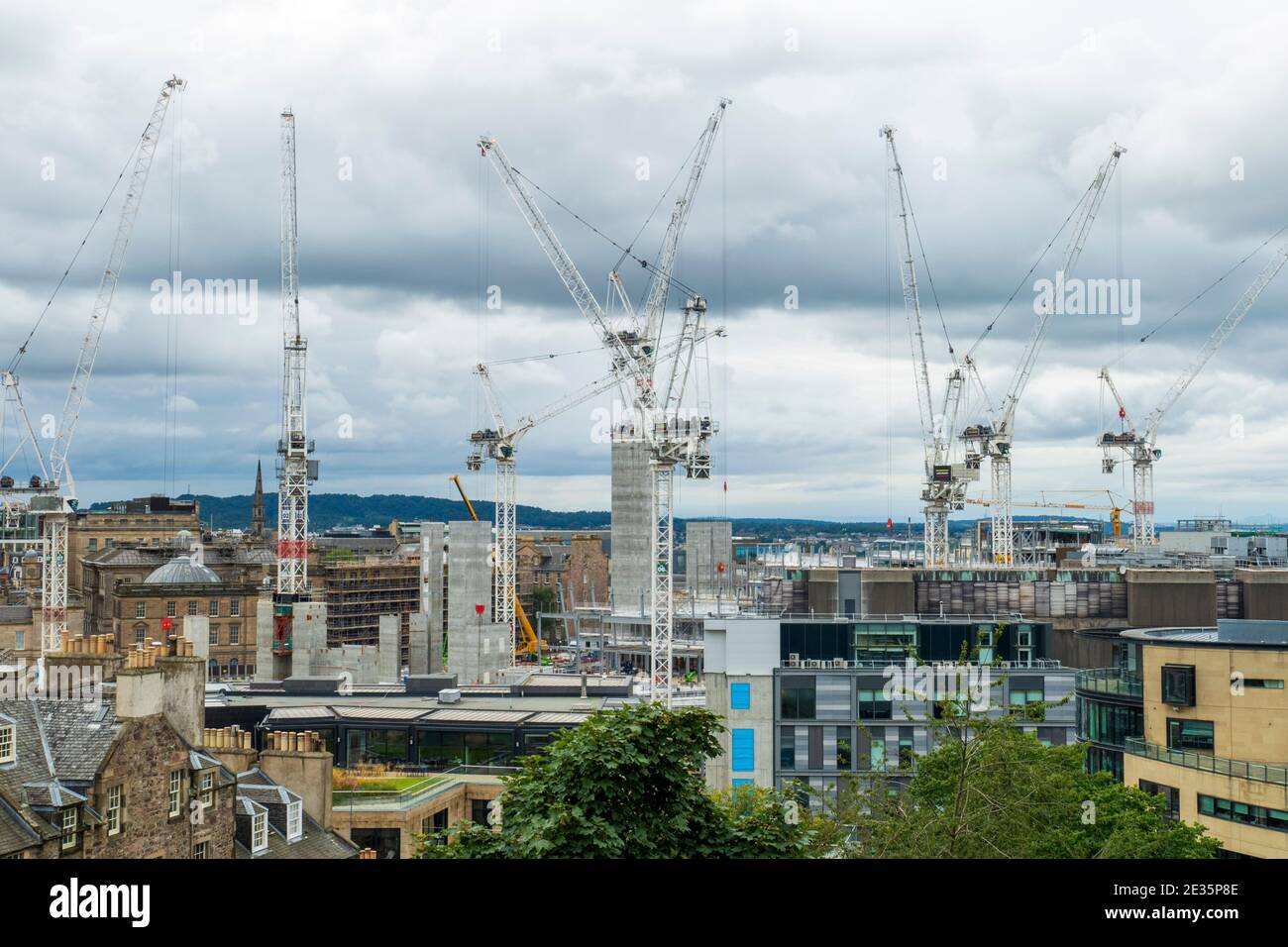 Blick vom Calton Hill auf die Altstadt von Edinburgh mit Baukranen Stockfoto