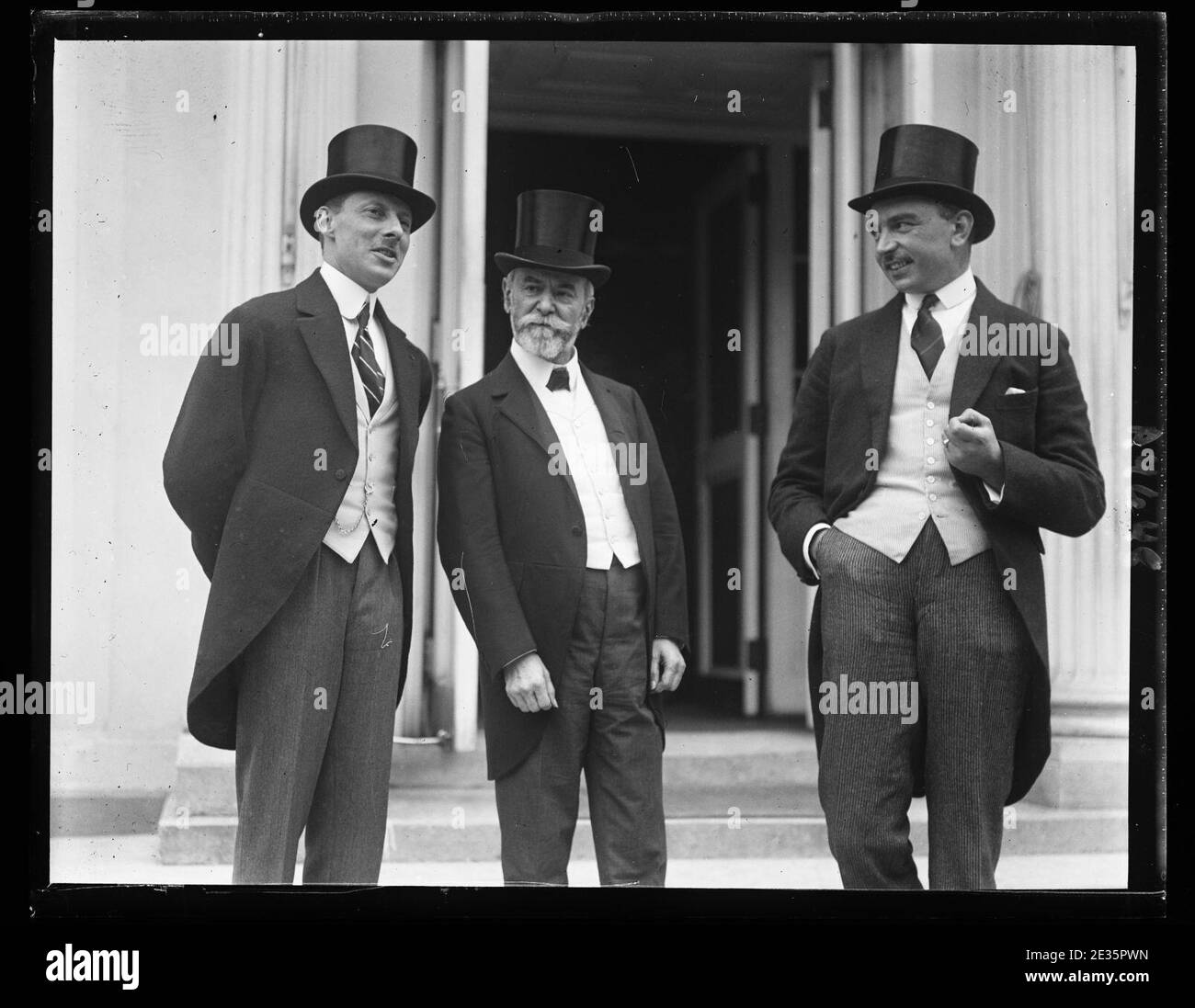 M. Jean Permintier (links) französischer Finanzvertreter, der von der AMB an Präs. Harding übergeben wurde. Jusserand. 27. Juli 1922 (Weißes Haus, Washington, D.C.) Stockfoto