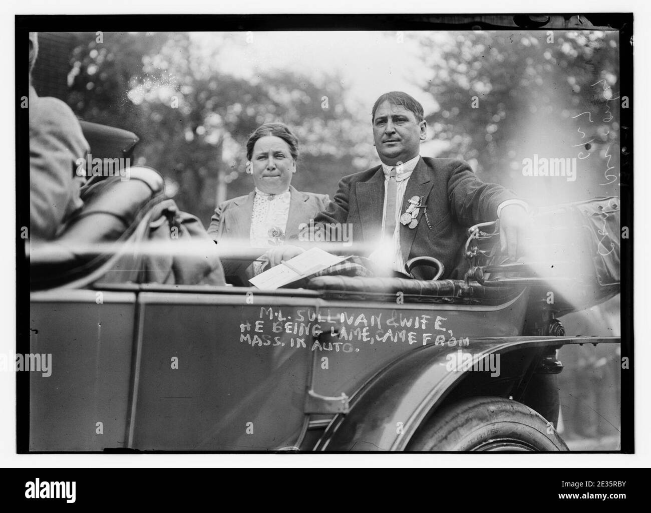 M.L. Sullivan & Frau im Auto Stockfoto