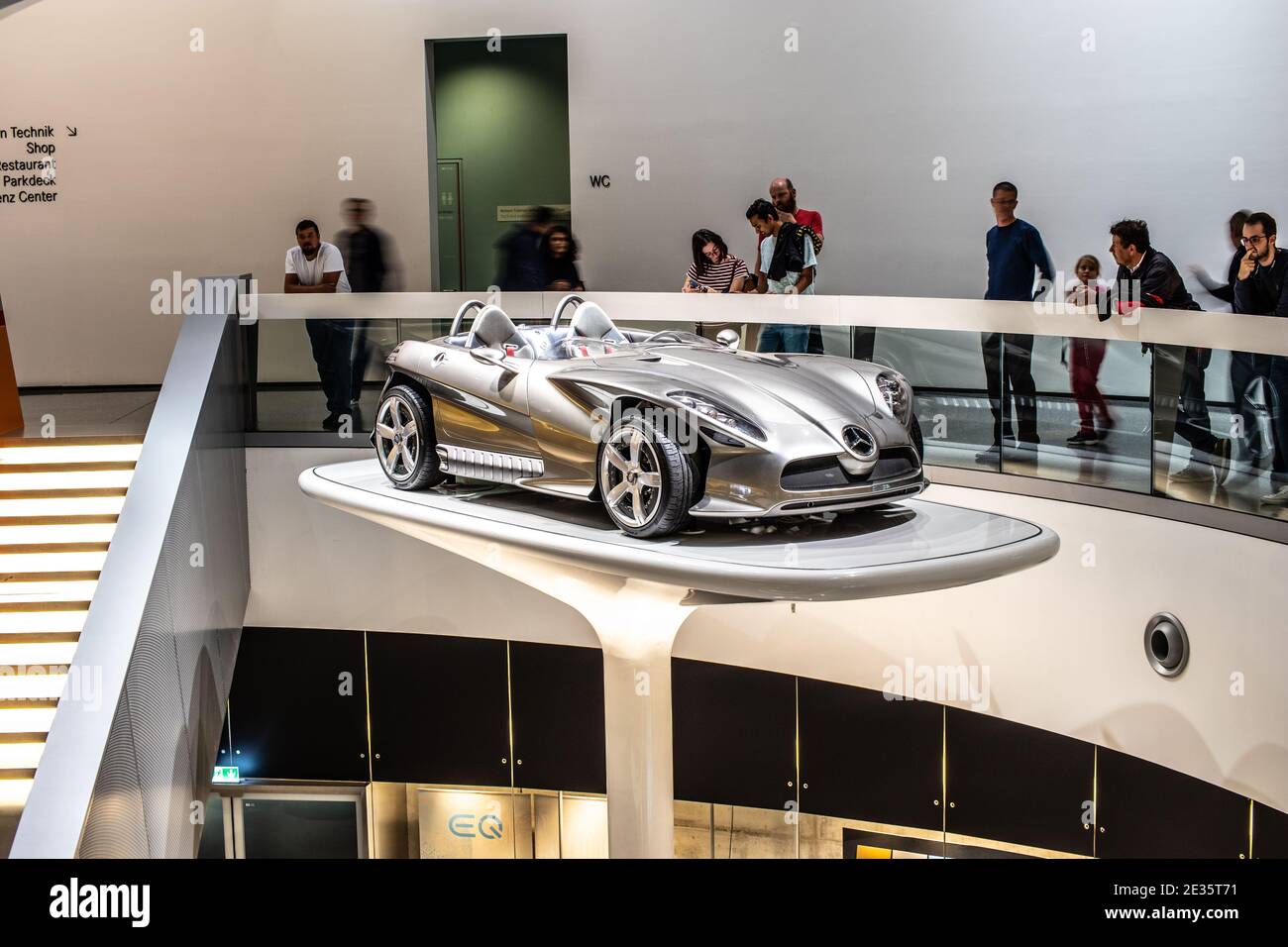 STUTTGART, DEUTSCHLAND, 2019: Mercedes-Benz Ausstellung mit Oldtimern, Oldtimern, Fahrzeugen im Mercedes-Benz Museum, Stockfoto