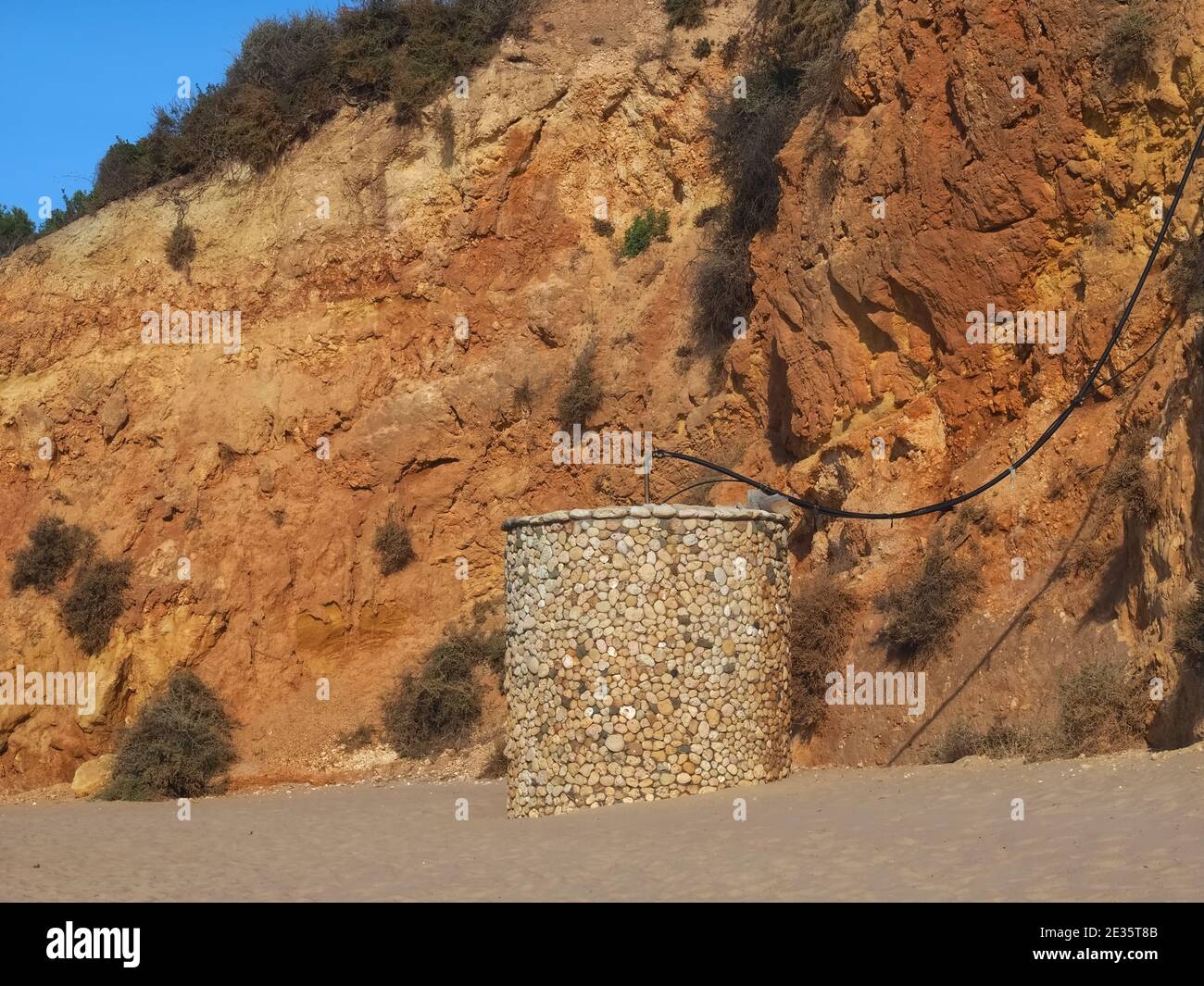 Leere praia da Vau mit einem Wohngebiet in Portimao, algarve Küste, Portugal Stockfoto