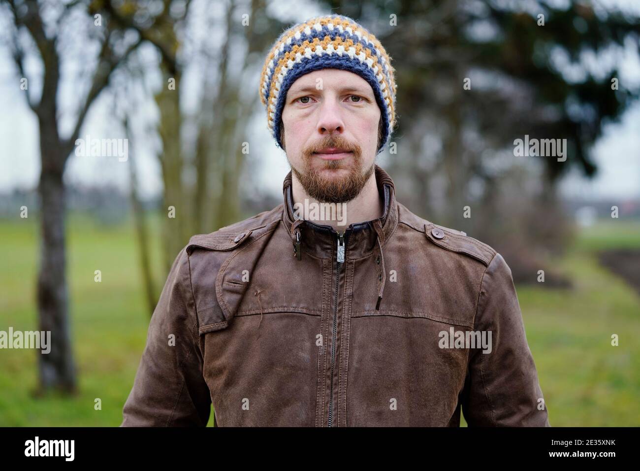Mannheim, Deutschland. Januar 2021. Johannes Stange, Jazztrompeter und angehende Bio-Bauer, steht bei einem Feld. Angesichts der Absage von Konzerten aufgrund der Corona wechselt er die Sättel und schafft einen Garten mit Gärtnern. Quelle: Uwe Anspach/dpa/Alamy Live News Stockfoto