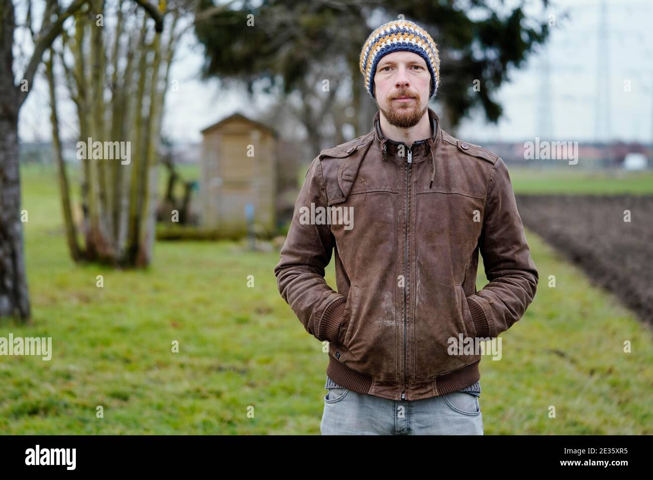 Mannheim, Deutschland. Januar 2021. Johannes Stange, Jazztrompeter und angehende Bio-Bauer, steht bei einem Feld. Angesichts der Absage von Konzerten aufgrund der Corona verändert er seine Karriere und schafft eine zweite wirtschaftliche Stütze bei Gärtnern. (An dpa-KORR: 'Keine Konzerte: Musiker schaffen zweite Stütze bei Gärtnern') Quelle: Uwe Anspach/dpa/Alamy Live News Stockfoto
