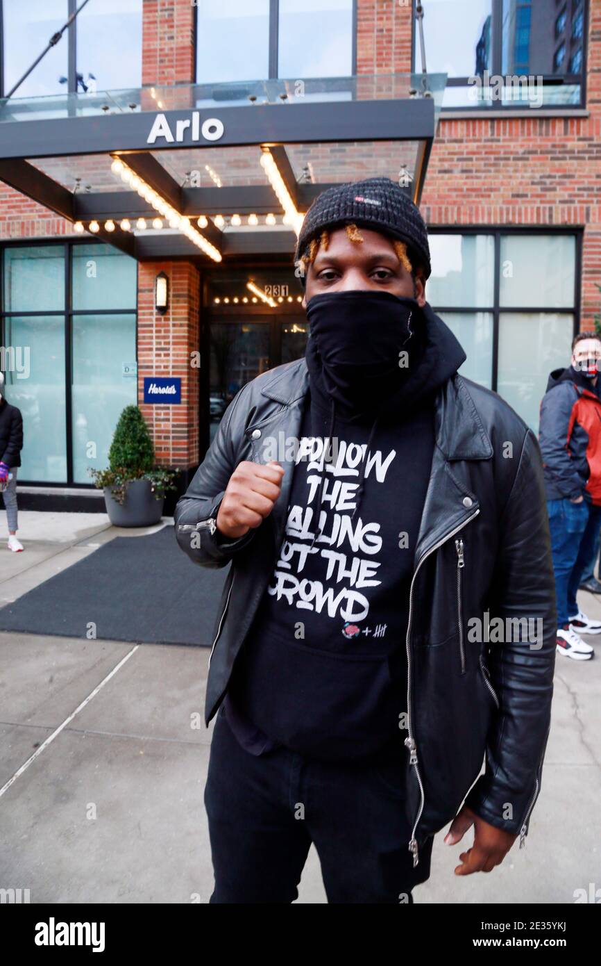 New York, NY, USA. Januar 2021. Keyon Harrold Sr. Und Kat Rodriguez, die Eltern von Keyon Harrold Jr., Die von Miya Ponsetta im Arlo Soho Hotel des Diebstahls eines Mobiltelefons angegriffen und beschuldigt wurde, an der Pressekonferenz teilzunehmen, in der gefordert wurde, dass die Arlo Hotels/Quadrom Global die Verantwortung für den Angriff auf Keyon Harrold Jr. übernehmen sollten.die Pess-Konferenz fand im Dezember 2020 vor dem Arlo Soho Hotel statt Am 16. Januar 2021 in New York City. Kredit: Mpi43/Media Punch/Alamy Live Nachrichten Stockfoto